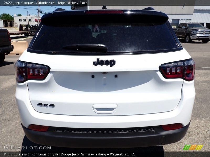 Bright White / Black 2022 Jeep Compass Altitude 4x4