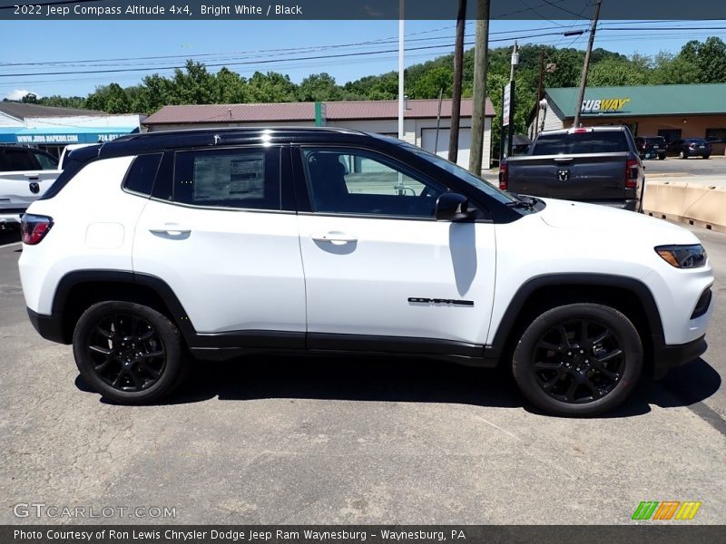 Bright White / Black 2022 Jeep Compass Altitude 4x4