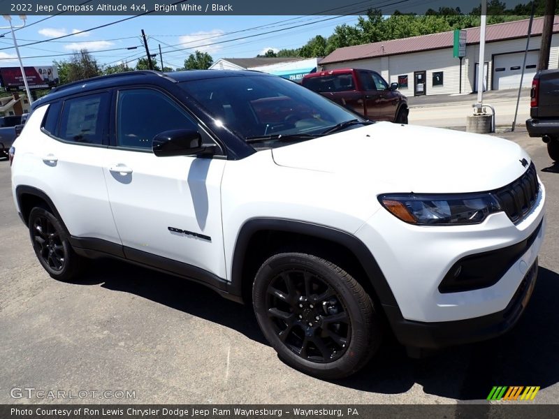 Bright White / Black 2022 Jeep Compass Altitude 4x4