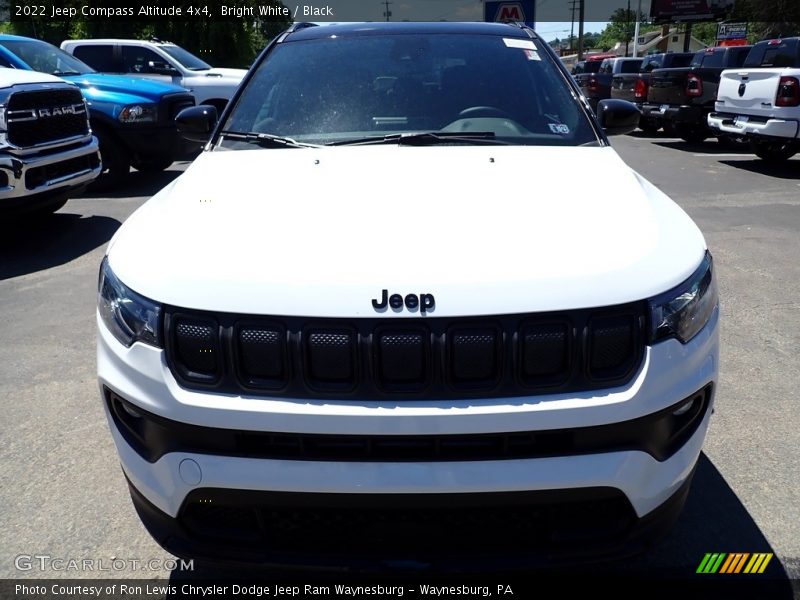 Bright White / Black 2022 Jeep Compass Altitude 4x4