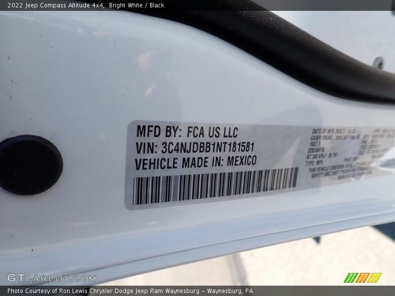Bright White / Black 2022 Jeep Compass Altitude 4x4
