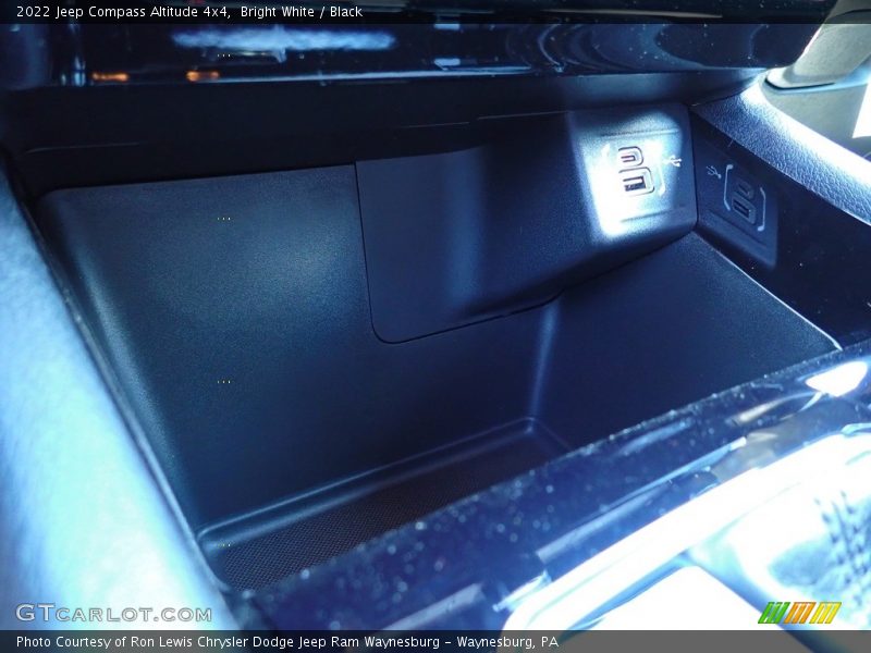 Bright White / Black 2022 Jeep Compass Altitude 4x4