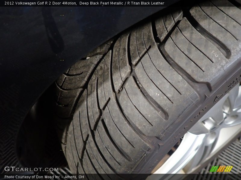 Deep Black Pearl Metallic / R Titan Black Leather 2012 Volkswagen Golf R 2 Door 4Motion