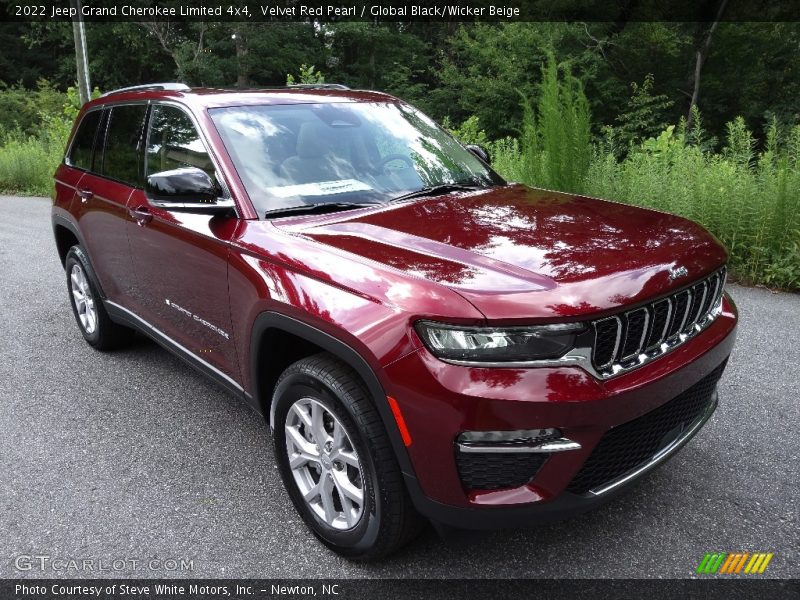 Front 3/4 View of 2022 Grand Cherokee Limited 4x4