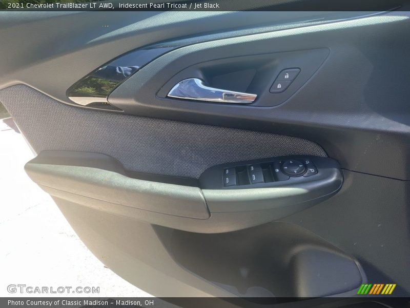 Iridescent Pearl Tricoat / Jet Black 2021 Chevrolet TrailBlazer LT AWD