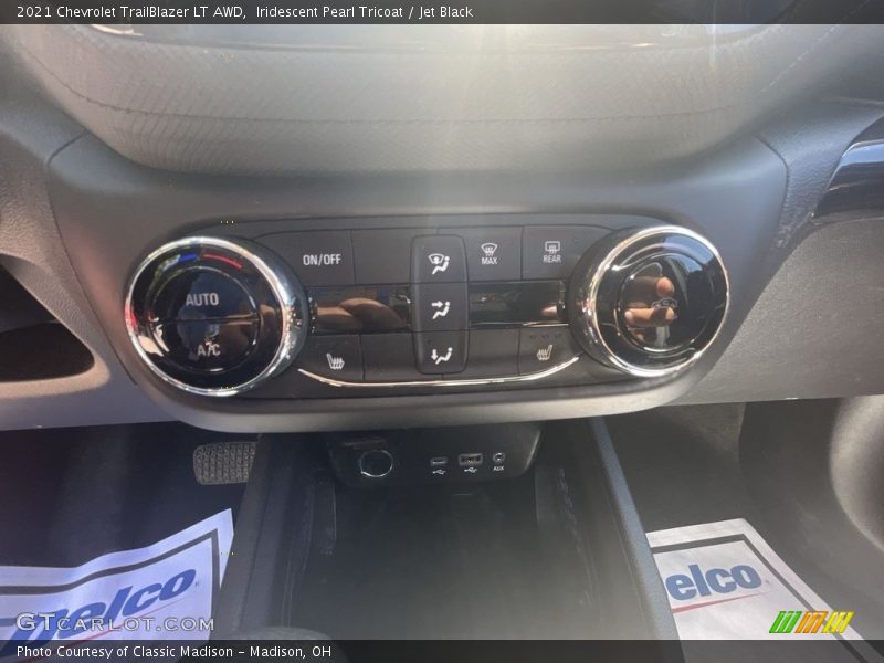 Iridescent Pearl Tricoat / Jet Black 2021 Chevrolet TrailBlazer LT AWD