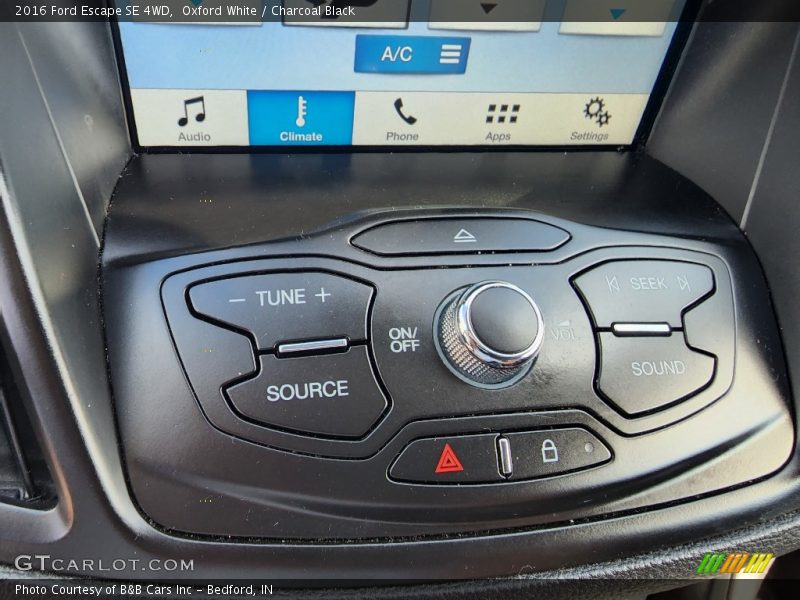 Oxford White / Charcoal Black 2016 Ford Escape SE 4WD