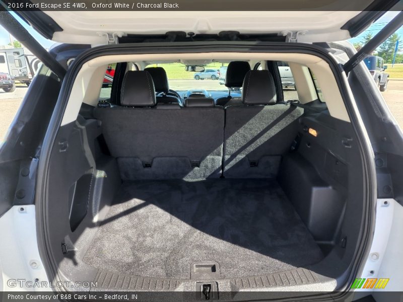 Oxford White / Charcoal Black 2016 Ford Escape SE 4WD
