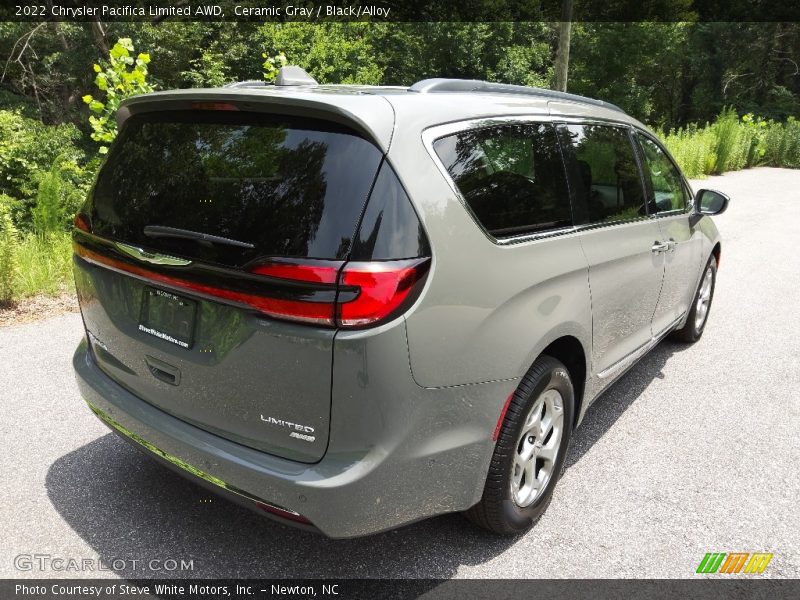 Ceramic Gray / Black/Alloy 2022 Chrysler Pacifica Limited AWD