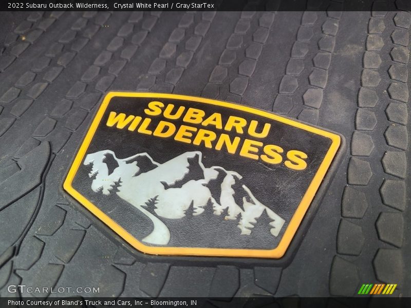 Crystal White Pearl / Gray StarTex 2022 Subaru Outback Wilderness