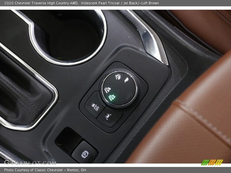 Iridescent Pearl Tricoat / Jet Black/­Loft Brown 2020 Chevrolet Traverse High Country AWD