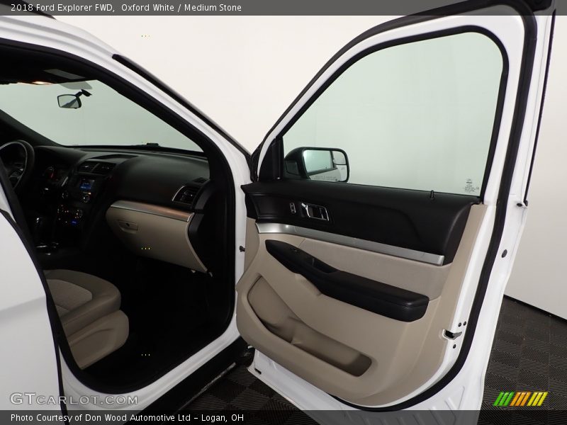 Oxford White / Medium Stone 2018 Ford Explorer FWD
