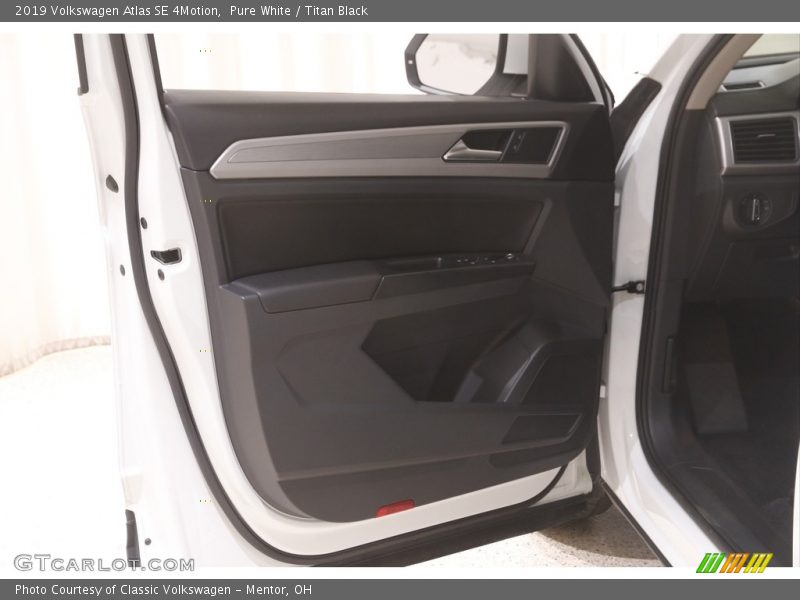 Pure White / Titan Black 2019 Volkswagen Atlas SE 4Motion