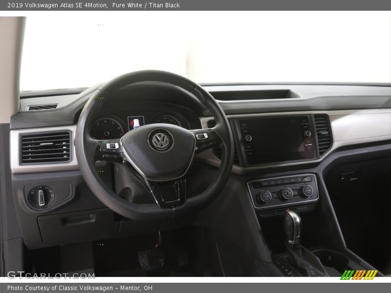 Pure White / Titan Black 2019 Volkswagen Atlas SE 4Motion
