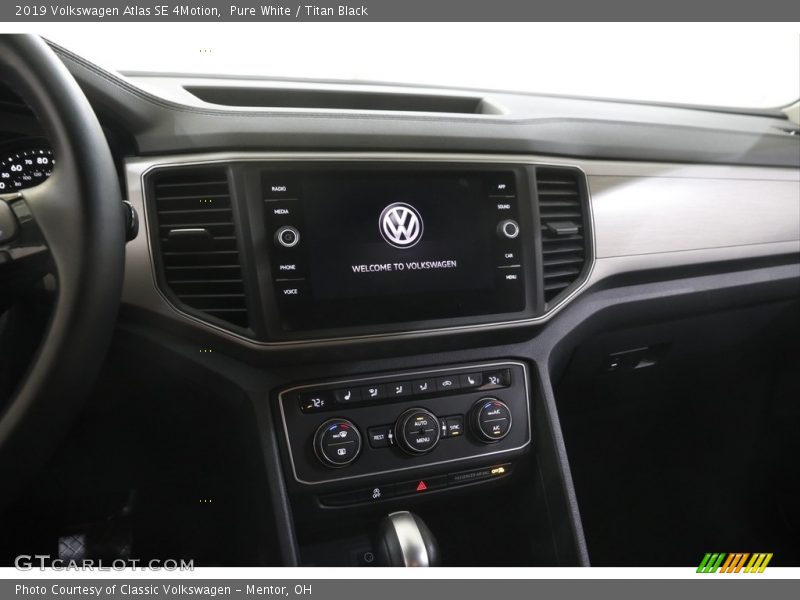 Pure White / Titan Black 2019 Volkswagen Atlas SE 4Motion