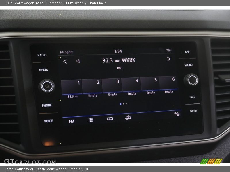Pure White / Titan Black 2019 Volkswagen Atlas SE 4Motion