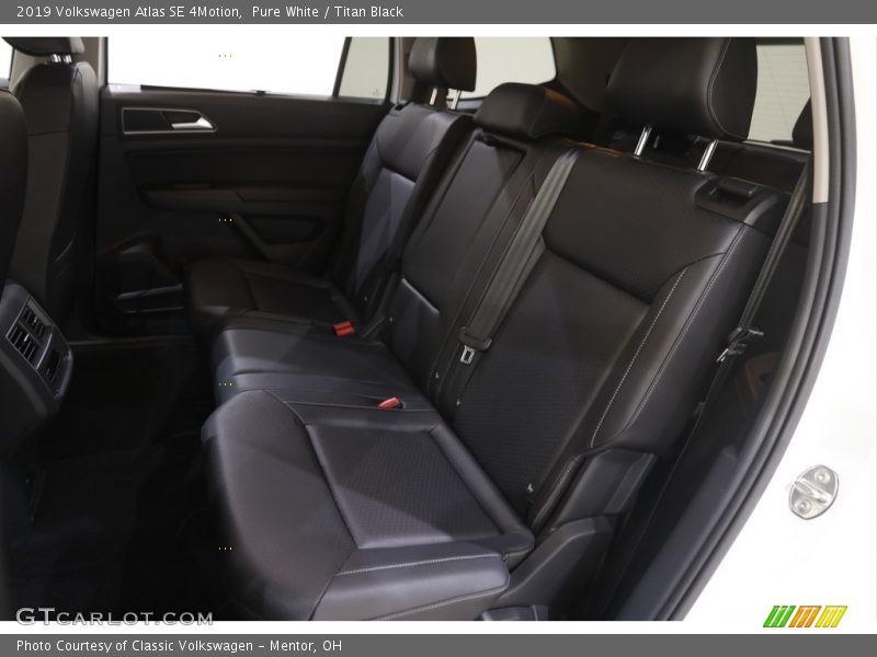 Pure White / Titan Black 2019 Volkswagen Atlas SE 4Motion