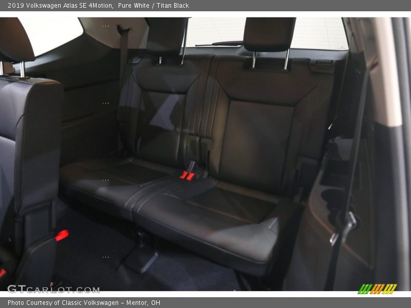 Pure White / Titan Black 2019 Volkswagen Atlas SE 4Motion
