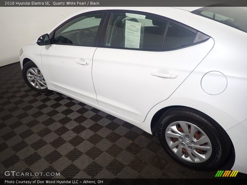 Quartz White Pearl / Black 2018 Hyundai Elantra SE
