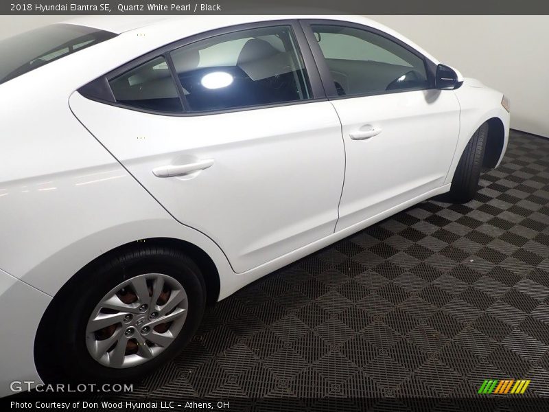 Quartz White Pearl / Black 2018 Hyundai Elantra SE