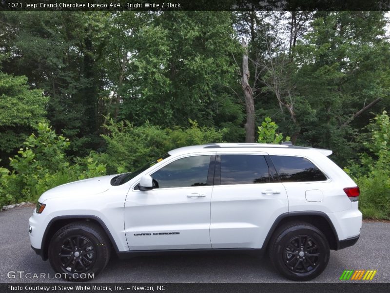 Bright White / Black 2021 Jeep Grand Cherokee Laredo 4x4
