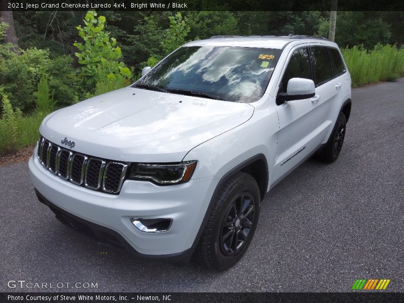 Bright White / Black 2021 Jeep Grand Cherokee Laredo 4x4