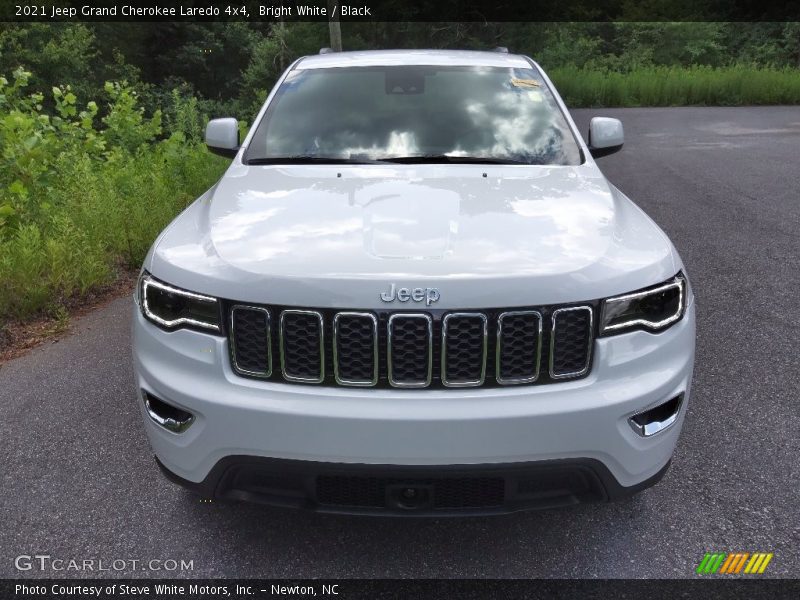 Bright White / Black 2021 Jeep Grand Cherokee Laredo 4x4
