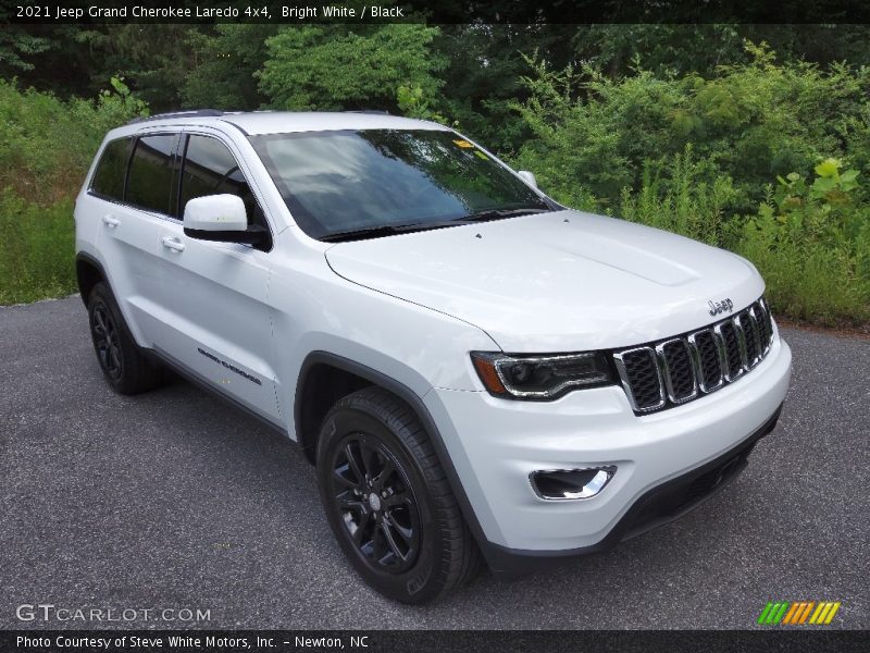 Bright White / Black 2021 Jeep Grand Cherokee Laredo 4x4