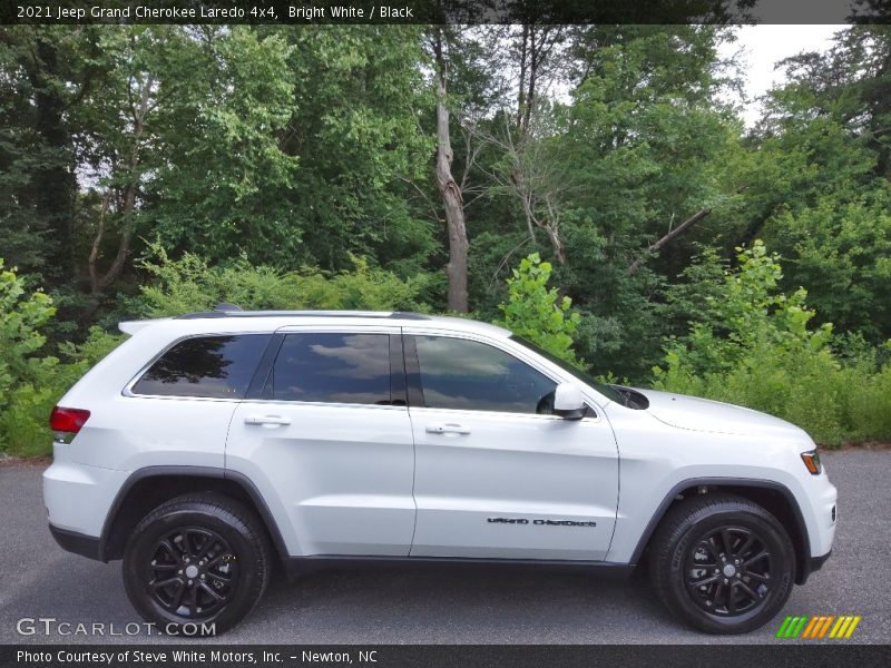 Bright White / Black 2021 Jeep Grand Cherokee Laredo 4x4