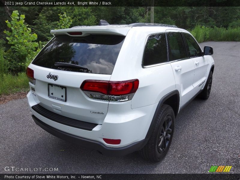 Bright White / Black 2021 Jeep Grand Cherokee Laredo 4x4