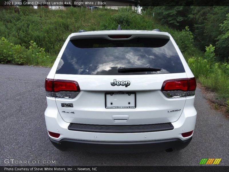 Bright White / Black 2021 Jeep Grand Cherokee Laredo 4x4
