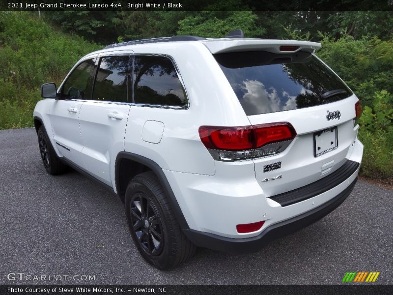 Bright White / Black 2021 Jeep Grand Cherokee Laredo 4x4