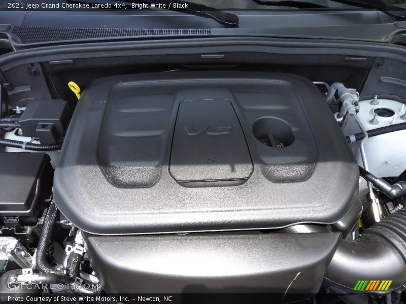 Bright White / Black 2021 Jeep Grand Cherokee Laredo 4x4