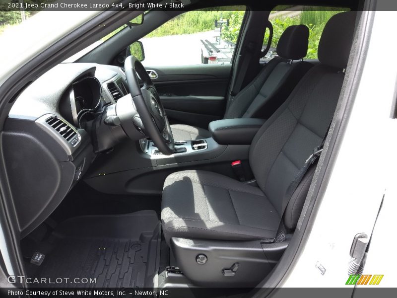 Bright White / Black 2021 Jeep Grand Cherokee Laredo 4x4