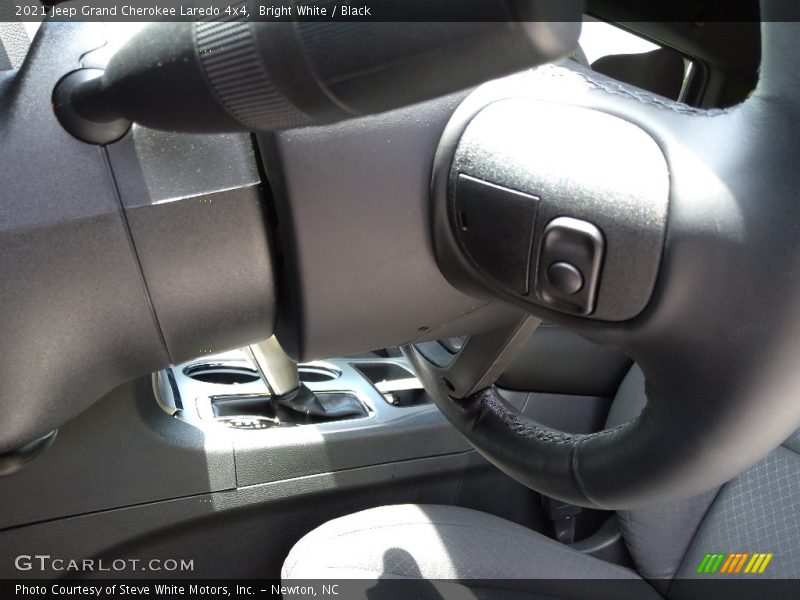 Bright White / Black 2021 Jeep Grand Cherokee Laredo 4x4