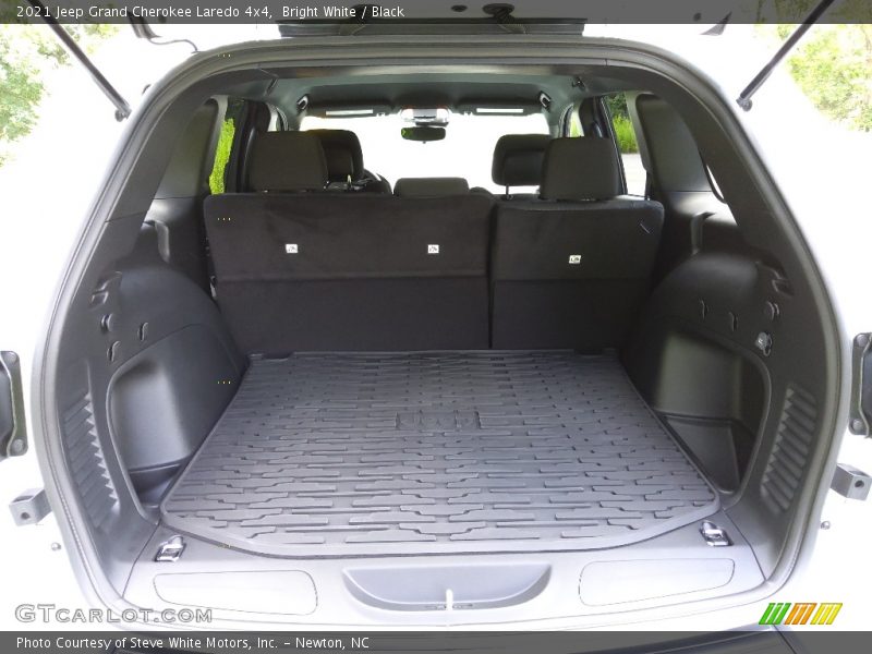 Bright White / Black 2021 Jeep Grand Cherokee Laredo 4x4