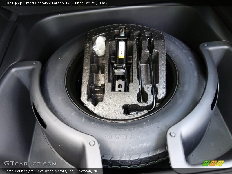 Bright White / Black 2021 Jeep Grand Cherokee Laredo 4x4