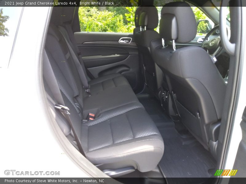 Bright White / Black 2021 Jeep Grand Cherokee Laredo 4x4