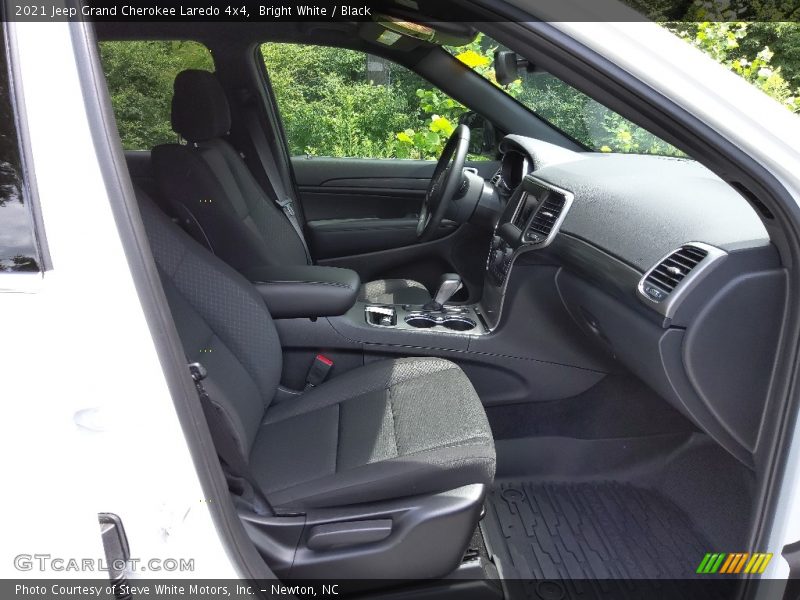 Bright White / Black 2021 Jeep Grand Cherokee Laredo 4x4