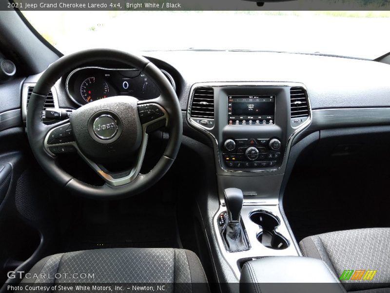 Bright White / Black 2021 Jeep Grand Cherokee Laredo 4x4