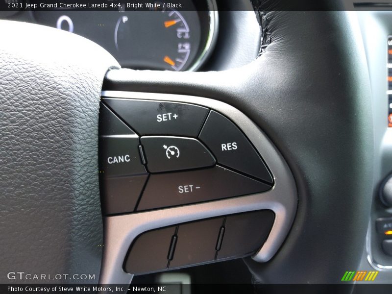 Bright White / Black 2021 Jeep Grand Cherokee Laredo 4x4