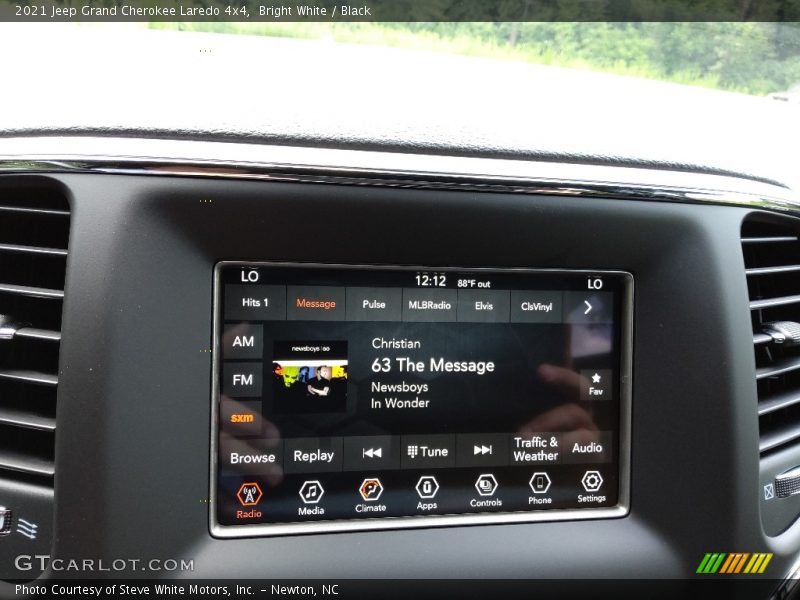 Bright White / Black 2021 Jeep Grand Cherokee Laredo 4x4