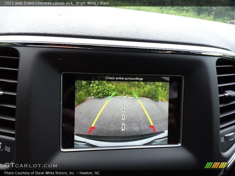 Bright White / Black 2021 Jeep Grand Cherokee Laredo 4x4