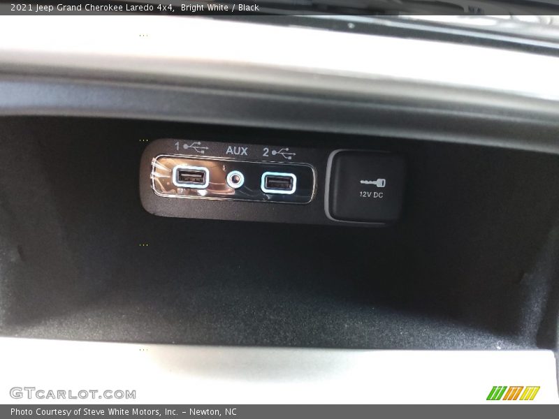 Bright White / Black 2021 Jeep Grand Cherokee Laredo 4x4