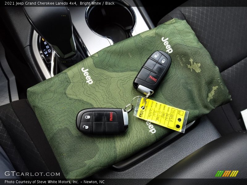Bright White / Black 2021 Jeep Grand Cherokee Laredo 4x4