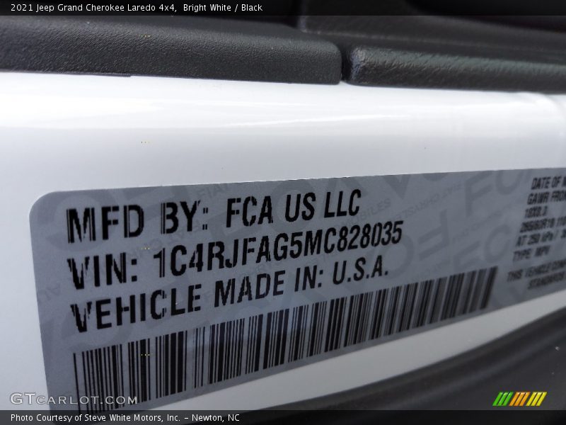 Bright White / Black 2021 Jeep Grand Cherokee Laredo 4x4