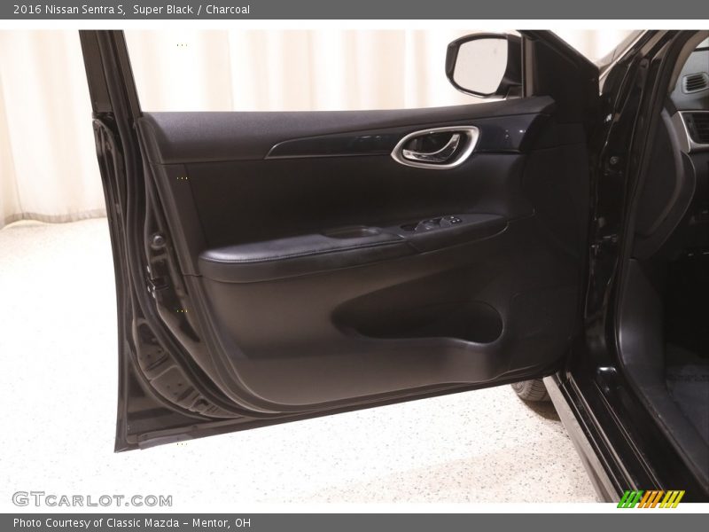 Super Black / Charcoal 2016 Nissan Sentra S