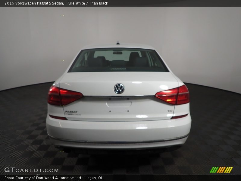 Pure White / Titan Black 2016 Volkswagen Passat S Sedan