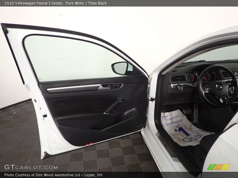Pure White / Titan Black 2016 Volkswagen Passat S Sedan