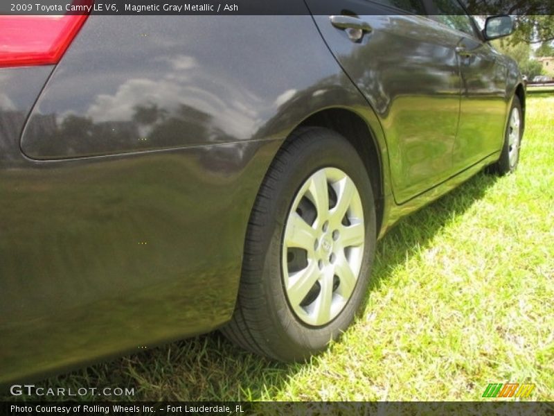 Magnetic Gray Metallic / Ash 2009 Toyota Camry LE V6